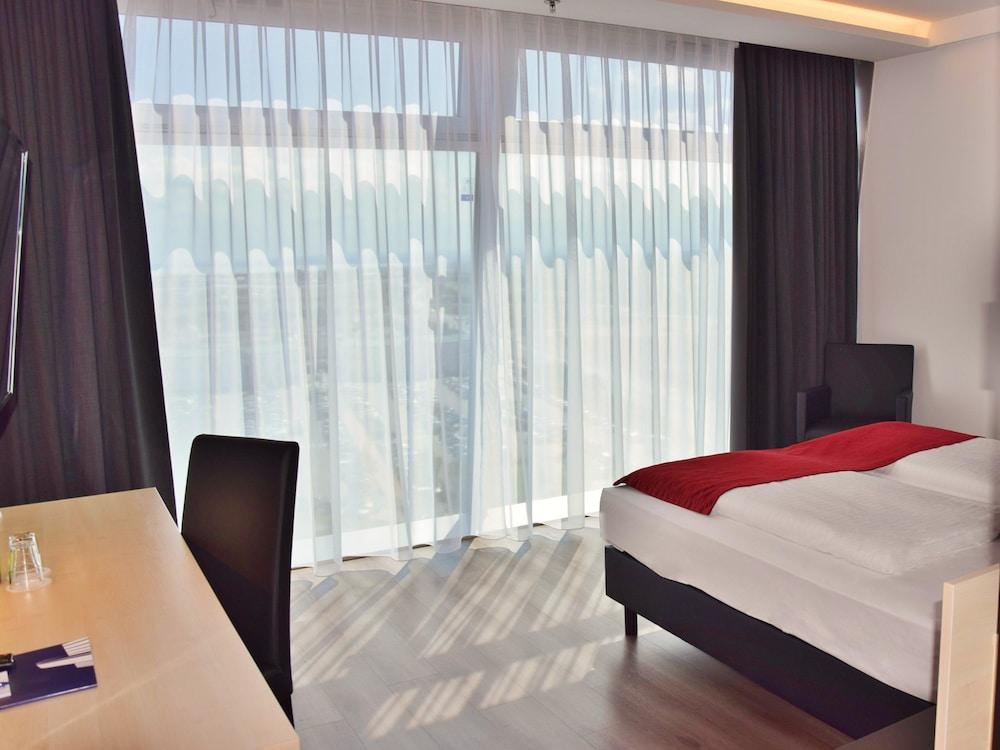 Pannonia Tower Hotel Parndorf Bagian luar foto