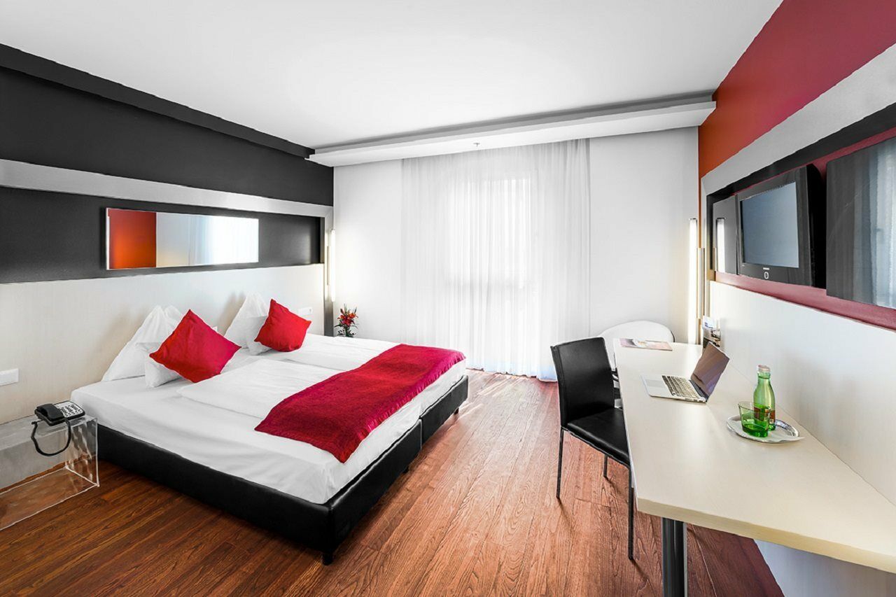 Pannonia Tower Hotel Parndorf Bagian luar foto